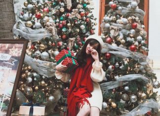 Unveiling the Secrets to Making 2020’s Hottest Christmas Tree Photo Pose