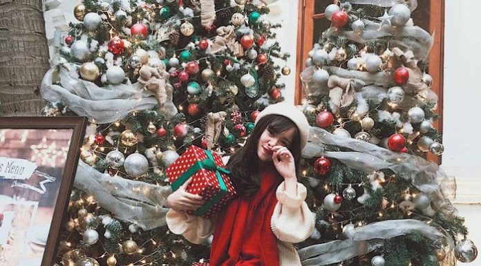 Unveiling the Secrets to Making 2020’s Hottest Christmas Tree Photo Pose