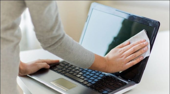 How to Quickly Remove Dust and Dirt from Your Computer Screen in 4 Easy Steps