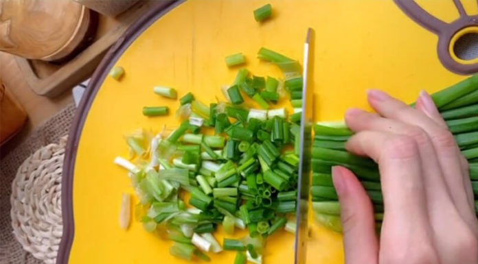 How to Store Green Onions in the Fridge for up to a Month Without Spoiling