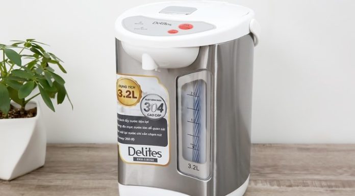 How to Pour Hot Water from an Electric Kettle Safely and Effectively