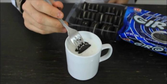 Discover the Right Way to Enjoy an Oreo Cookie