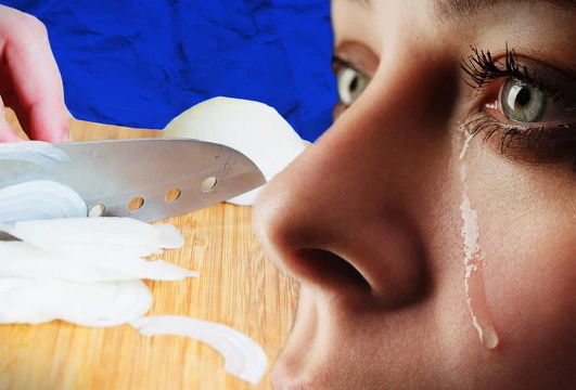 5 Simple Tricks to Stop Women from Shedding Tears While Chopping Onions