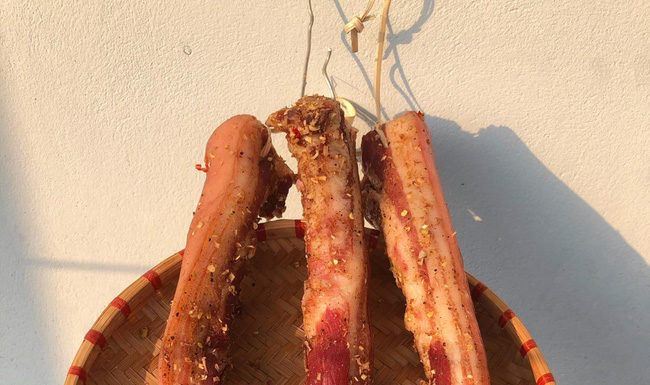 Ladies: Enjoy Delicious Sunbathing Meat Dish on this 40-Degree Day!