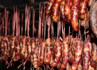 Choosing Delicious and Safe Chinese Sausages for the Tet Holiday