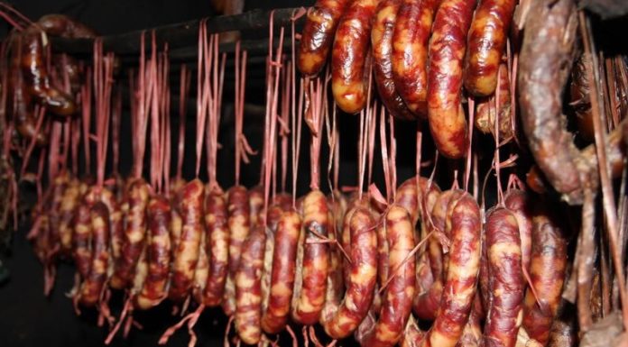Choosing Delicious and Safe Chinese Sausages for the Tet Holiday
