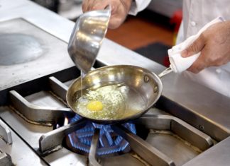 Master Chef’s Tilt-Fried Eggs that Transform into 5-Star Omelette Dishes