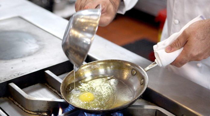 Master Chef’s Tilt-Fried Eggs that Transform into 5-Star Omelette Dishes