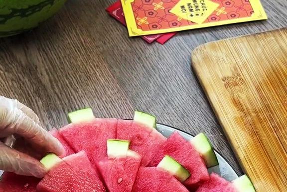 The Ultimate Guide to Watermelon Carving: Impress Your Guests with This Easy Technique