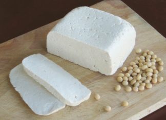 Girl Uses Vinegar Instead of Gypsum to Make Delicious Tofu