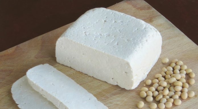 Girl Uses Vinegar Instead of Gypsum to Make Delicious Tofu