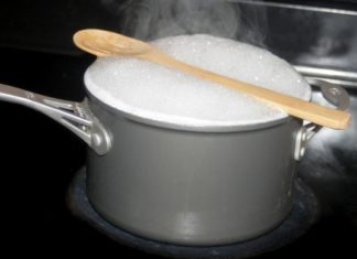 Why Mothers Put Wooden Spoons on the Edge of the Pot When Cooking Revealed