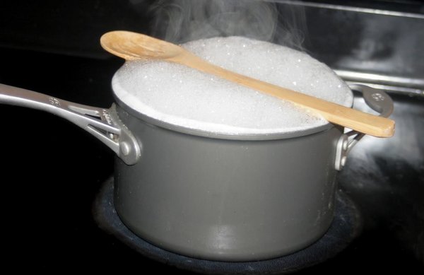 Why Mothers Put Wooden Spoons on the Edge of the Pot When Cooking Revealed