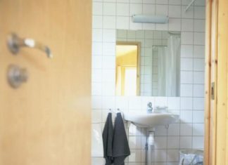 What is the Right Way to Close the Bathroom Door After Use?