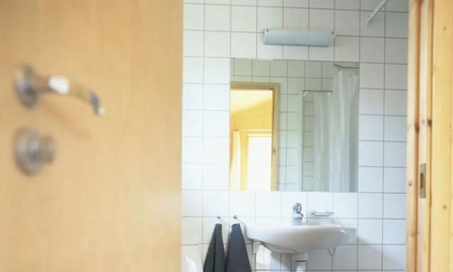What is the Right Way to Close the Bathroom Door After Use?
