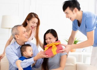 Gift Ideas to Impress Your Partner’s Parents on Your First Meeting