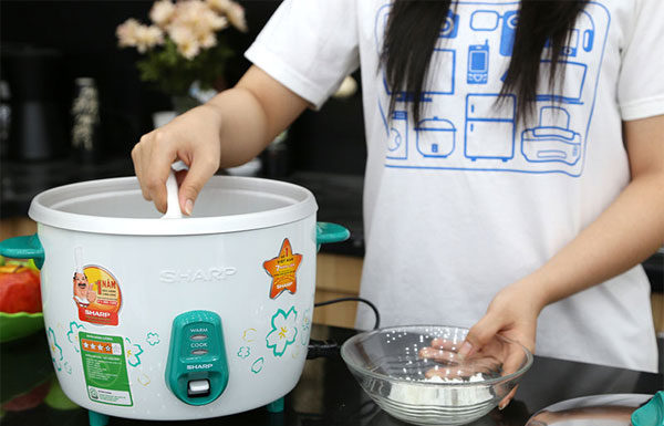 Instructions for Cleaning a Rice Cooker with a Removable Lid