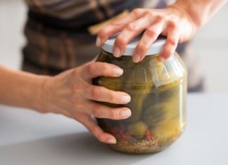 “2-Second Trick for Easily Opening a Tough Glass Jar with Just Your Hand”