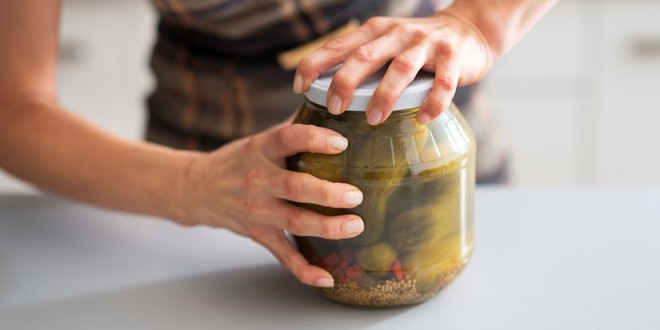 “2-Second Trick for Easily Opening a Tough Glass Jar with Just Your Hand”