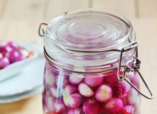 Selecting the Ideal Onions for Crispy Pickle Making During Tet