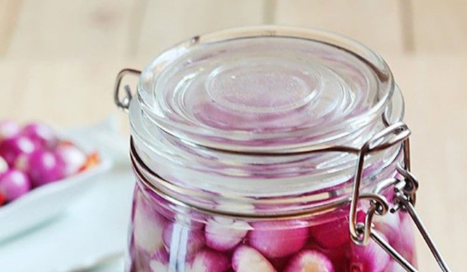 Selecting the Ideal Onions for Crispy Pickle Making During Tet