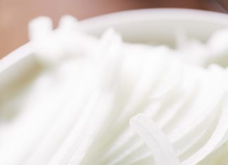 This Tet, Get Rid of Onion Smell on Your Hands Easily by Dipping Them in This Bowl of Water