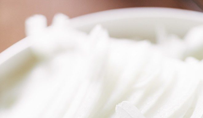 This Tet, Get Rid of Onion Smell on Your Hands Easily by Dipping Them in This Bowl of Water