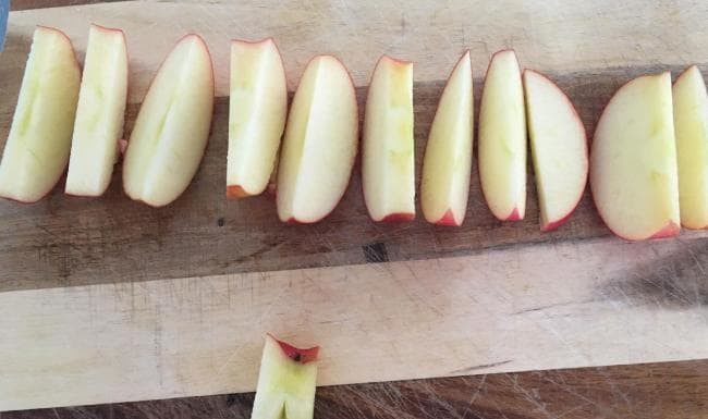 “Small Trick Can Keep Apple Slices Fresh All Day Without Turning Brown”