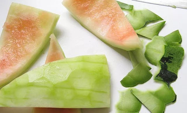 Cooking Confidently: Stir-Frying Watermelon Rind with Mushrooms