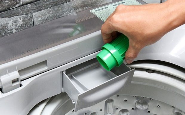 What Causes the Difference in Fragrance Between Clothes Washed at Home and at a Laundry Shop?