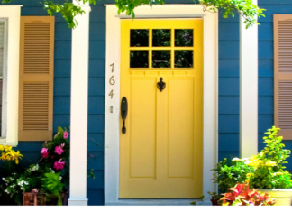 Creating an Eye Catching Front Door Display: Ideas and Inspiration