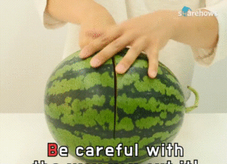 This Tet, try a new way to carve watermelon – just a gentle tap and seeds pour out!