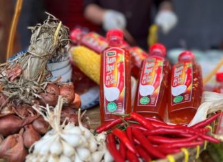 The renowned specialty of Ly Son garlic is now available in the form of Nam Ngư Ly Son garlic and chili sauce
