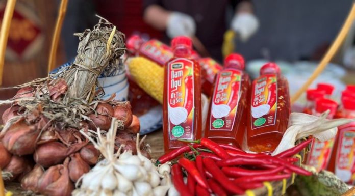 The renowned specialty of Ly Son garlic is now available in the form of Nam Ngư Ly Son garlic and chili sauce
