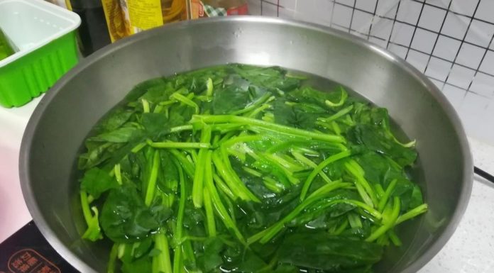 Top Chef Reveals Secret to Making Crunchy, Delicious Stir-Fried Green Vegetables