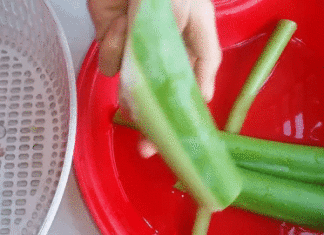 “A Refreshing Summer Recipe: Sour Soup with Sesbania Flower is the Ultimate Delight, and Here’s How to Prepare it to Avoid Itchy Hands and Mouth!”