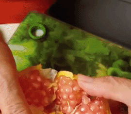 An Incredibly Simple Way to Separate Pomegranate Seeds: Ladies, You Must See This or You’ll Regret It