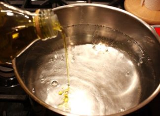 “It’s a Common Mistake for Many People to Pour Oil into the Pot When Boiling Noodles”