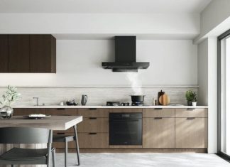 Should you close or open the kitchen door when using the range hood?
