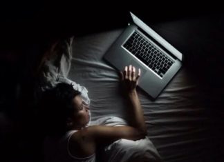 Does using a computer late at night affect sleep?