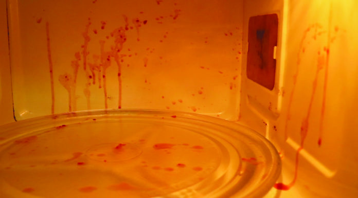 Quick and easy microwave cleaning hack using lemons or vinegar