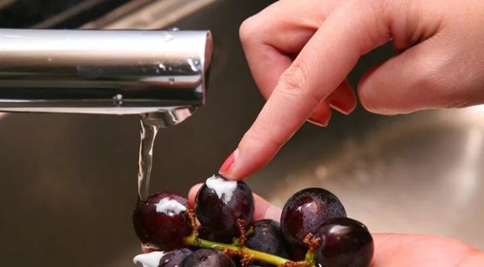 Tips for cleaning grapes with toothpaste