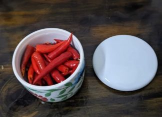 Quick Tips for Removing the Seeds from Chili Peppers