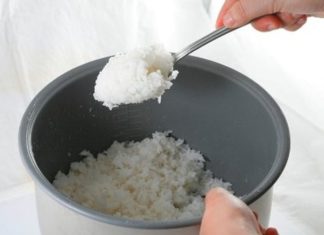 Unbelievable Delicacy: Mixing Leftover Rice with Raw Eggs
