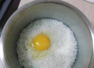 Super Delicious Dish: Girl Remains Calm After Accidentally Adding Raw Egg into Cooked Rice, Adds a few Extra Ingredients for the Perfect Meal