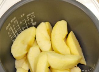 Everyone watched in awe as the girl poured all the apples into the rice cooker and cooked them until they were tender, but once they tasted it, everyone praised it to the skies.