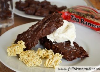 Listen to his cousin’s advice, the girl dips instant noodles into a bowl of chocolate and tries it, unexpectedly discovering a delicious dish