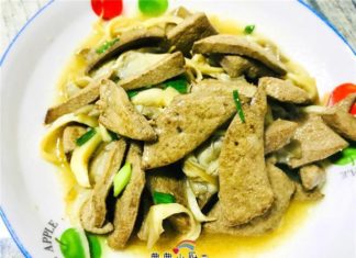 Rinsing with water alone is not enough, cleaning pig liver requires adding powder and salt to make it clean and odor-free