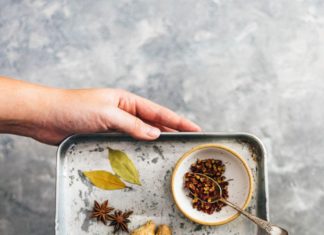 Dried Chili is the “star” of the chili oil jar, but without these 6 essential ingredients, it won’t be as delicious.