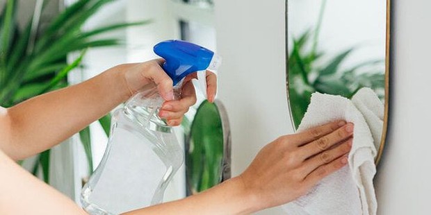 Steps for a Streak-Free Mirror Cleaning